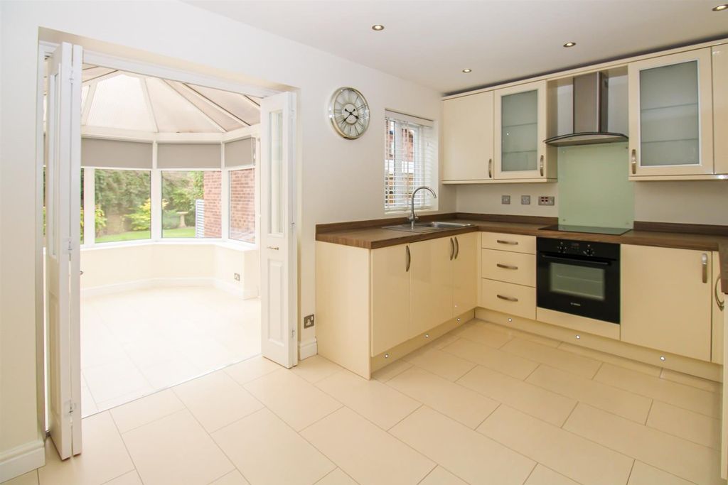 Property photo 3 of 12 Kitchen