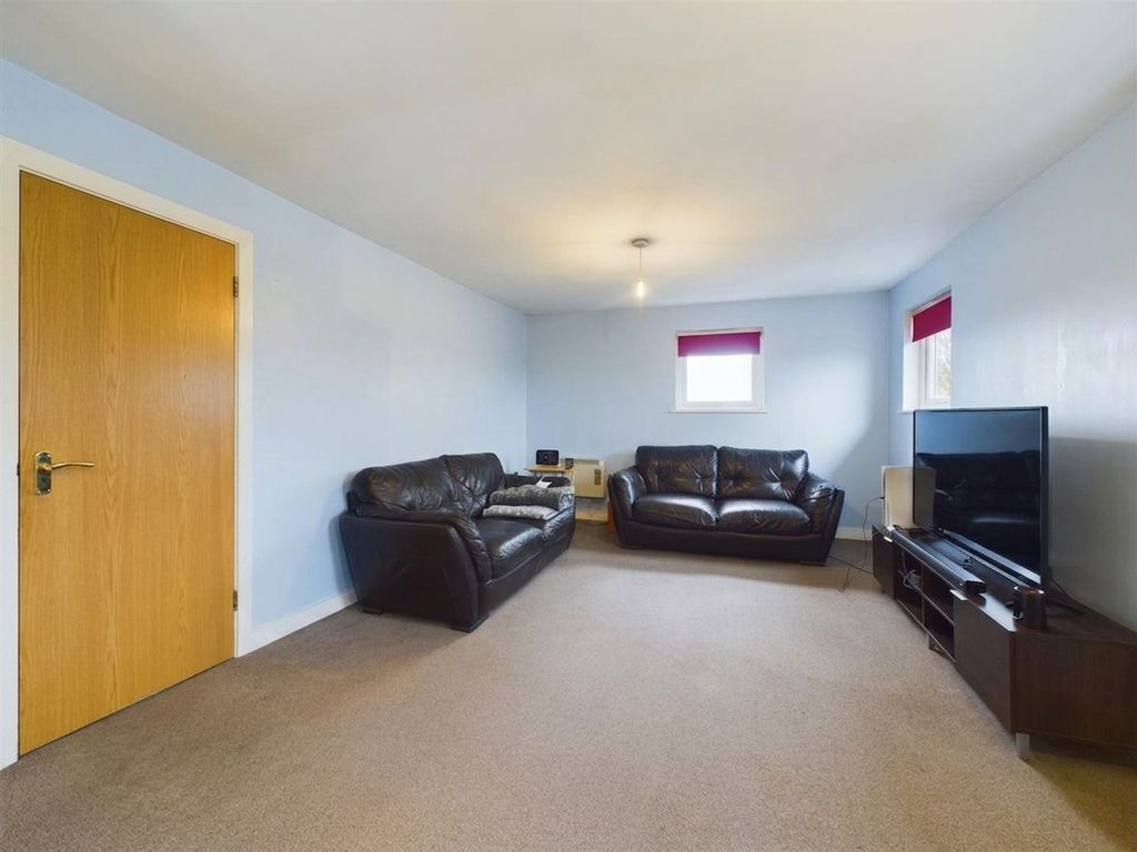 Property photo 3 of 9 The Lounge