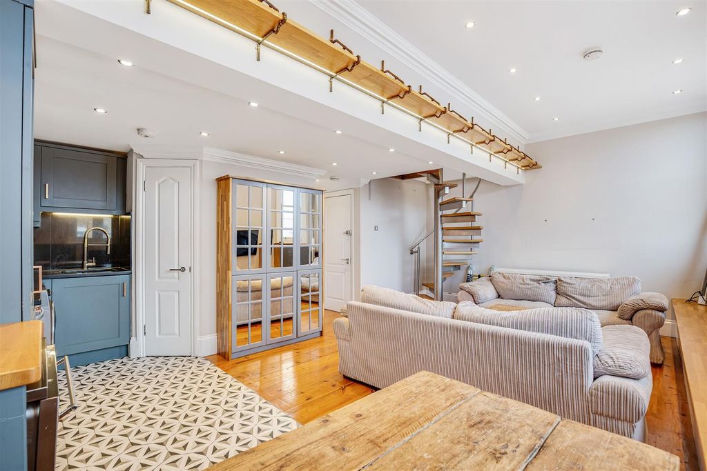 Property photo 2 of 8 Davies_And_Davies-_Flat_5__80_Tollington_Park1.Jpg