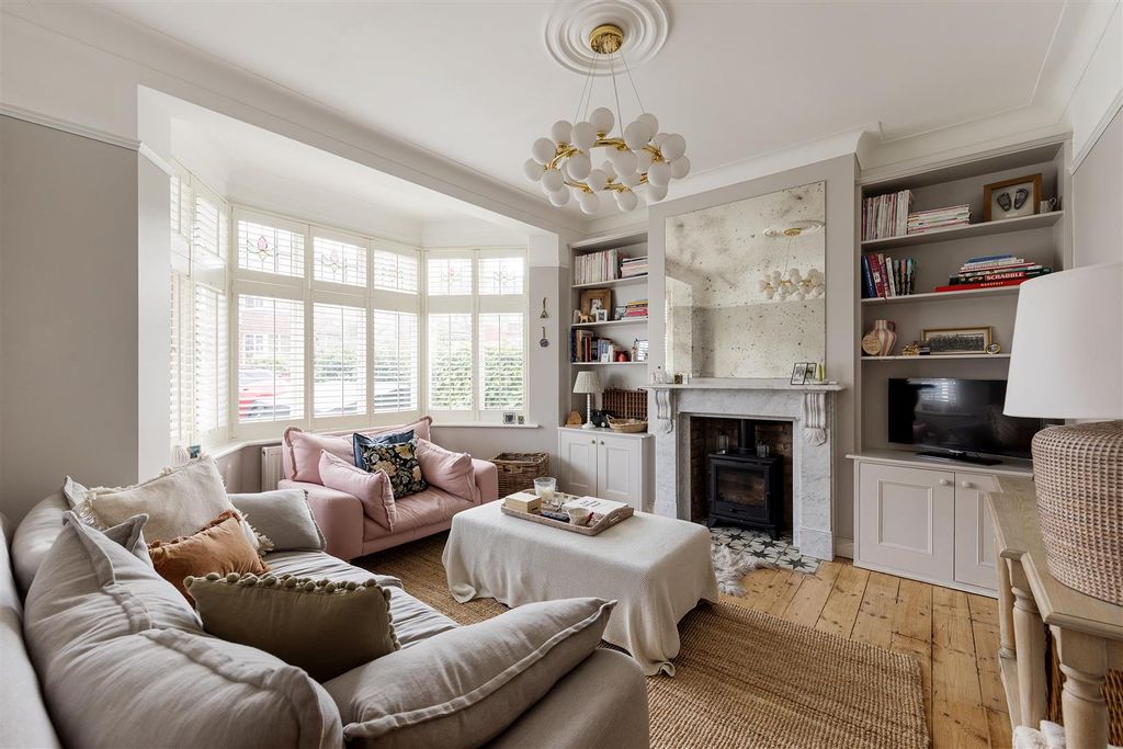 Property photo 2 of 46 Oak Hill Crescent, Ig8