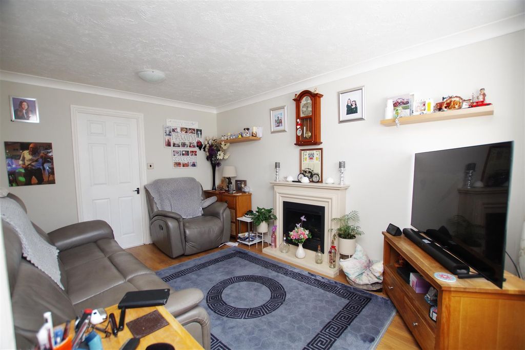 Property photo 2 of 11 Living Room