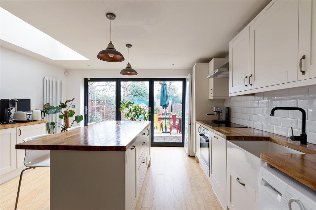 Property photo 3 of 48 Gosport Road, E17