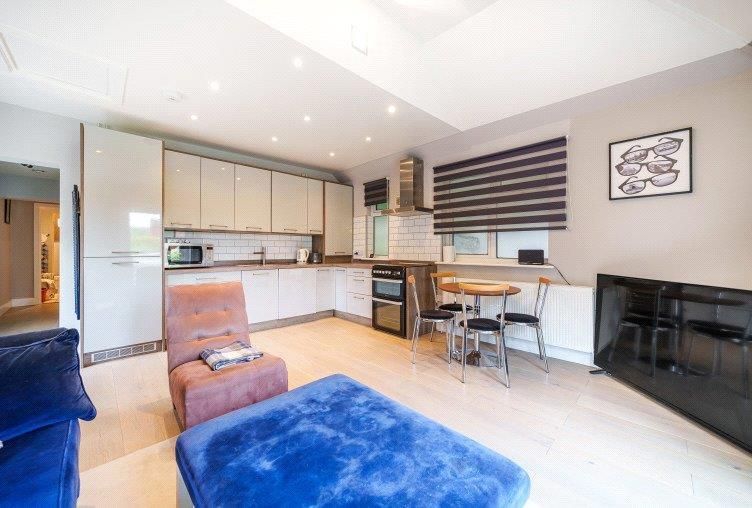Property photo 3 of 12 Kitchen/Lounge