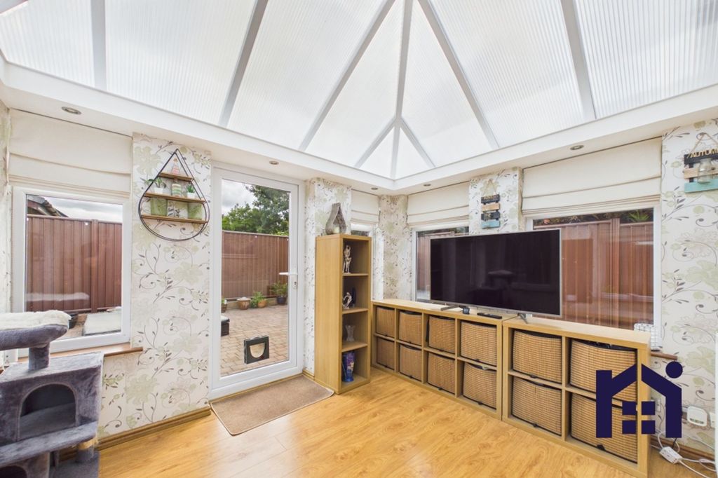 Property photo 3 of 17 Conservatory