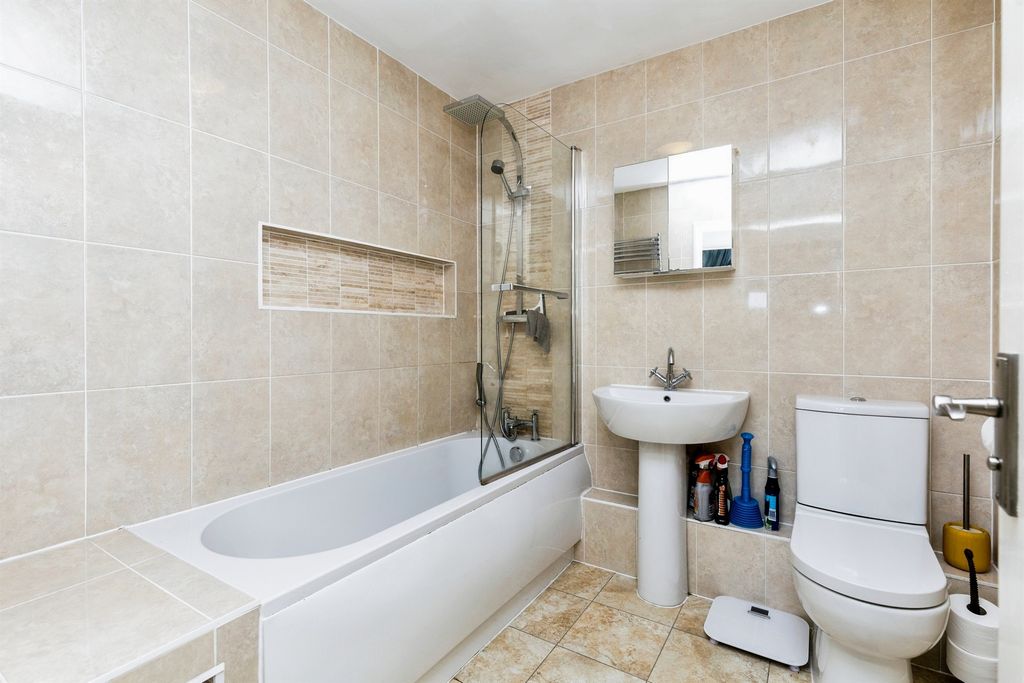 Additional image 15 of 3 bed flat for salePaddockhall Road, Haywards Heath RH16