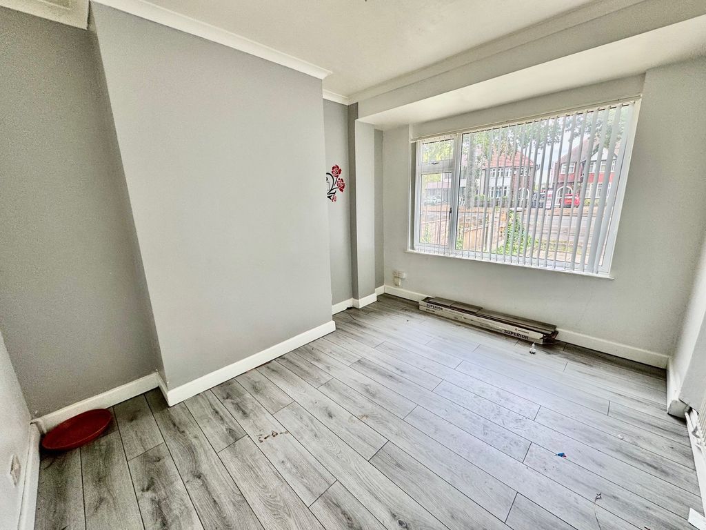 Property photo 3 of 12 9