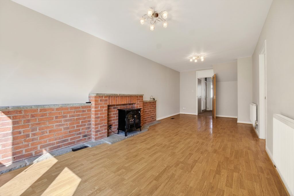 Property photo 3 of 17 Living Room (2)