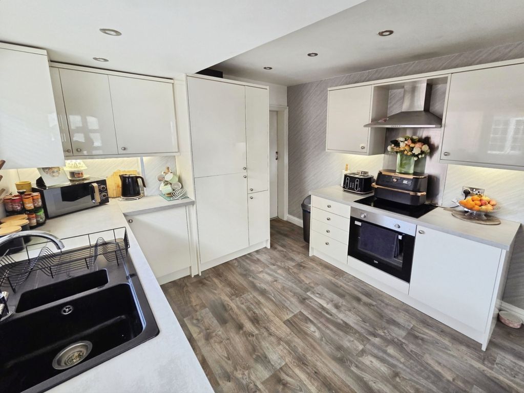 Property photo 3 of 15 Pbox-Kitchen-336731.Jpg