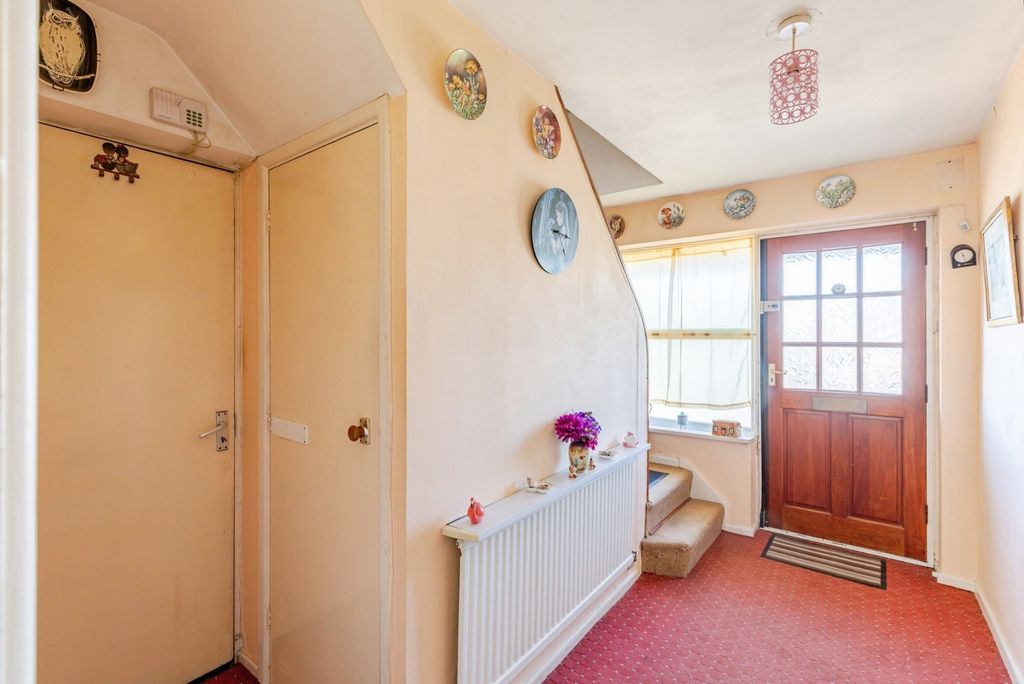 Property photo 2 of 17 Entrance Hall