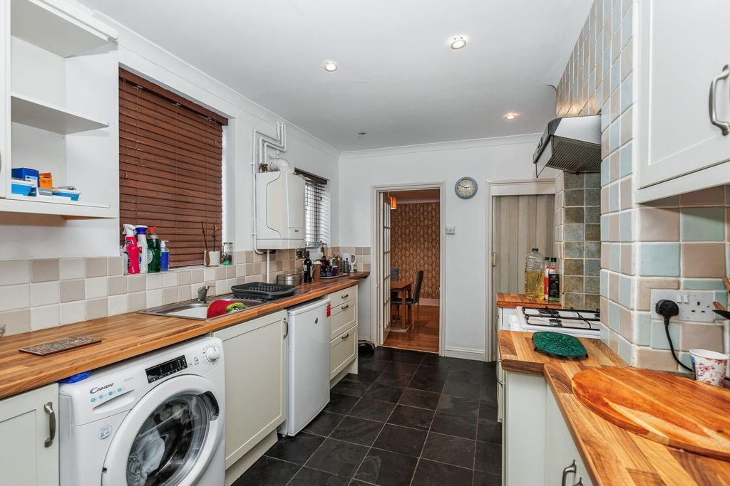 Property photo 3 of 9 Melton Road - Kitchen