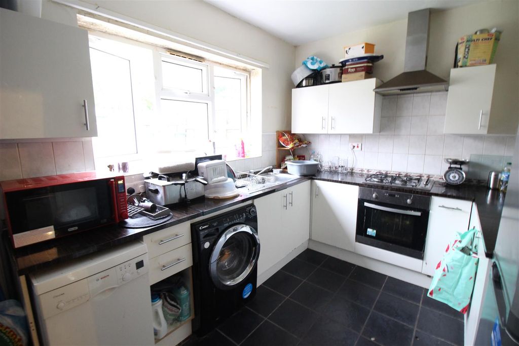 Property photo 3 of 4 Kitchen