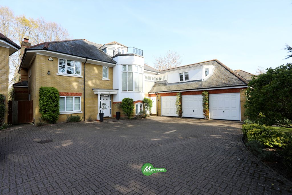 Property photo 1 of 25 Six Bedroom Detached House