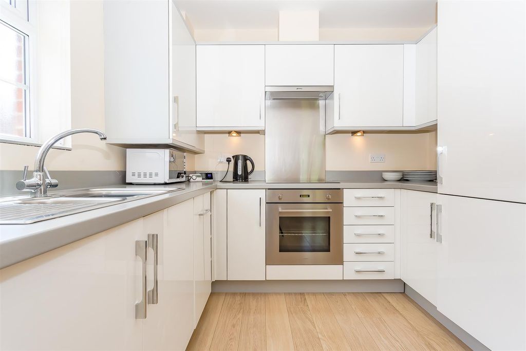 Property photo 2 of 7 Flat-Hurley-Close-Banstead-1017.Jpg