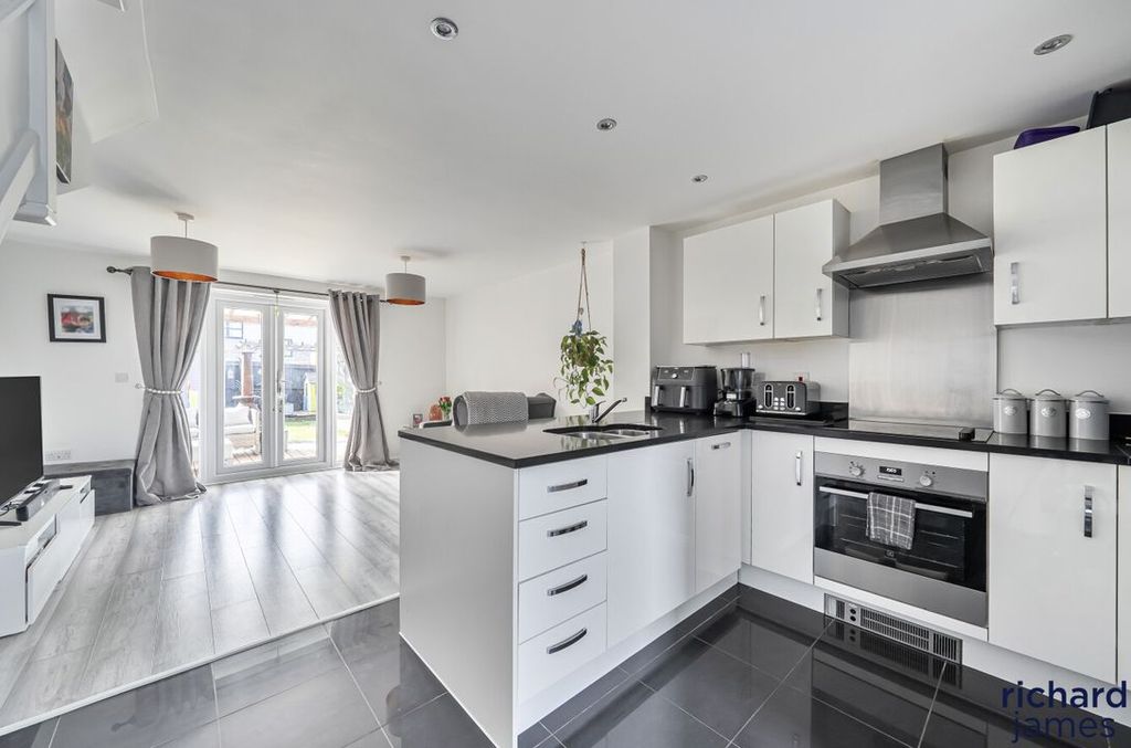 Property photo 3 of 17 9Fb32Bb9F16A42E08F07917d456294Fe