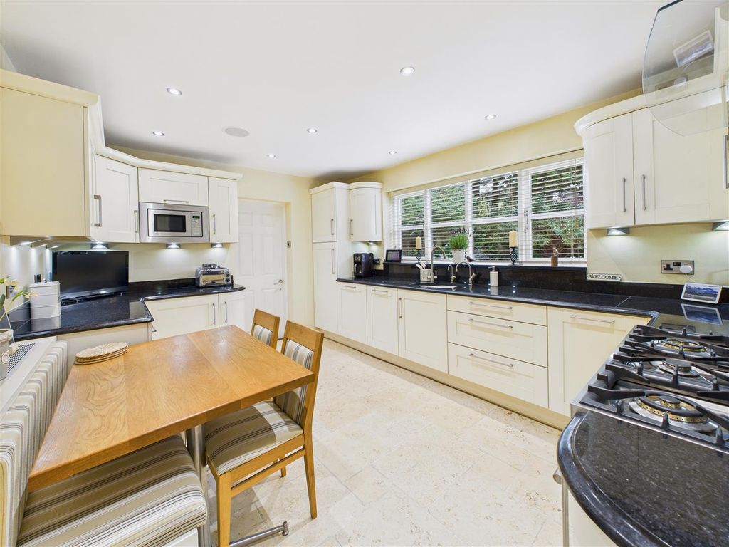 Property photo 3 of 18 Breakfast Kitchen