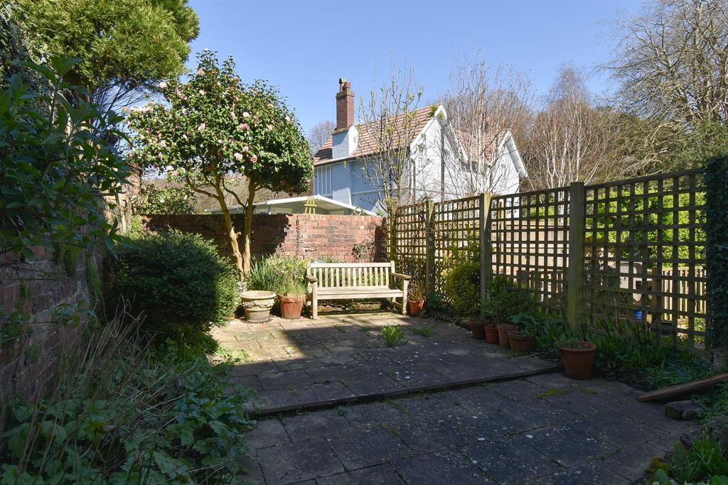 Property photo 2 of 10 Garden