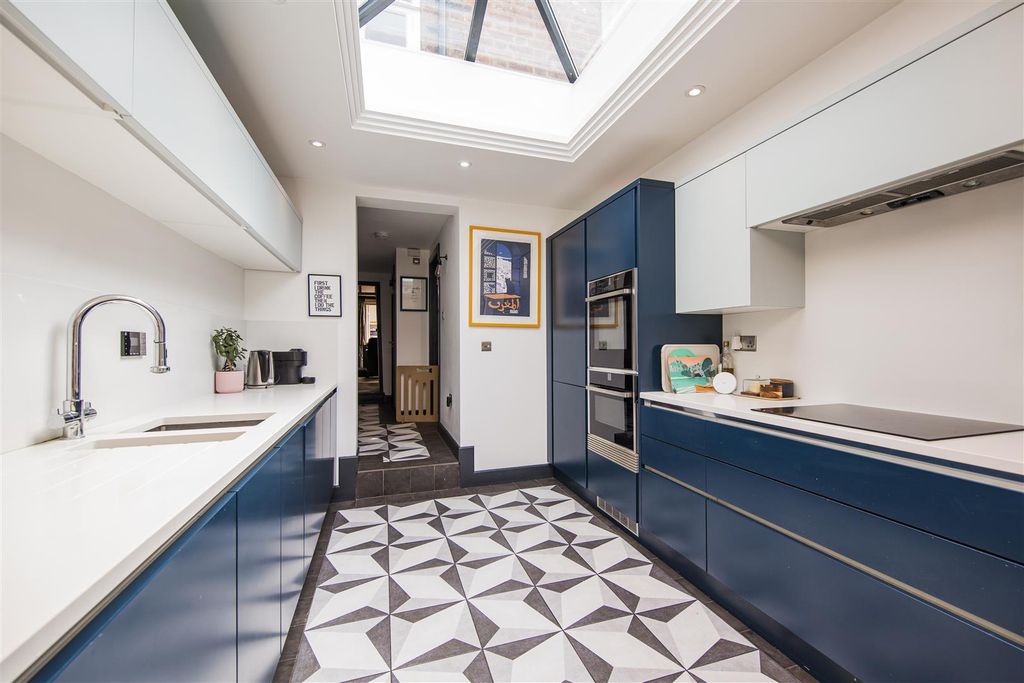Property photo 3 of 31 Stunning Kitchen