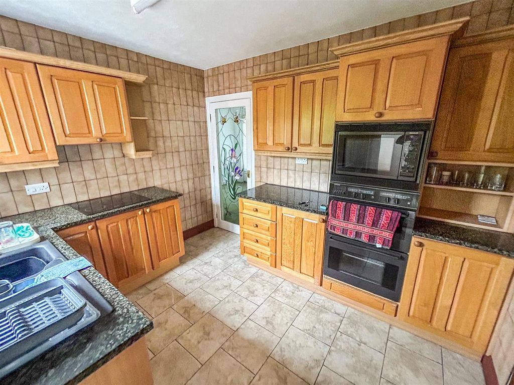Property photo 2 of 25 Kitchen