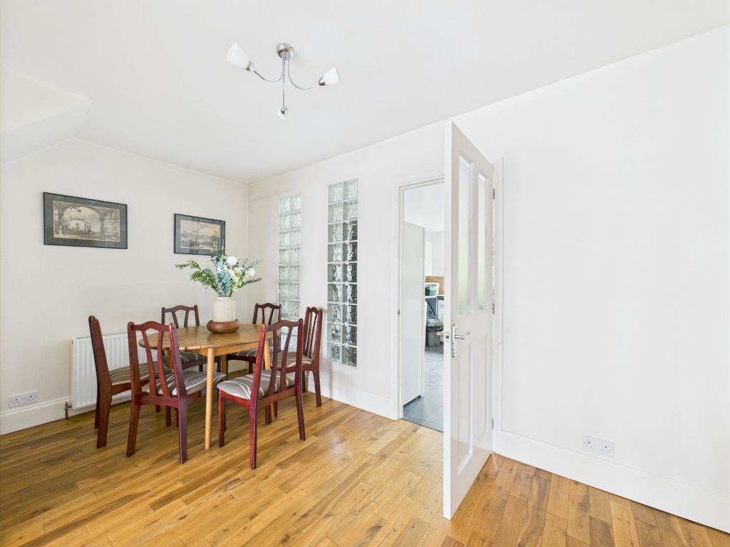 Property photo 3 of 10 4393414
