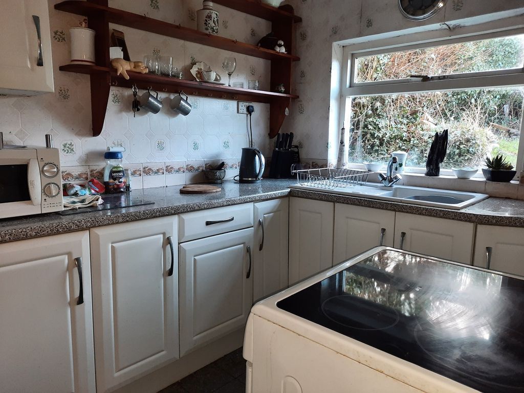 Property photo 3 of 11 Kitchen