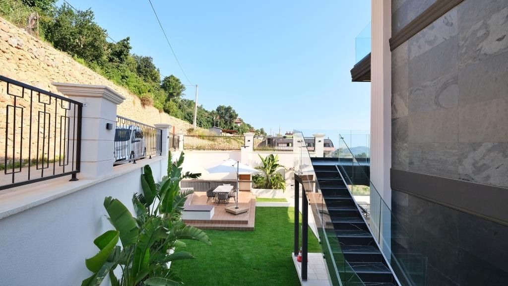 Property photo 3 of 23 Ultra-Luxury Sea View Alanya Villa For Sale - Landscaped Exterior