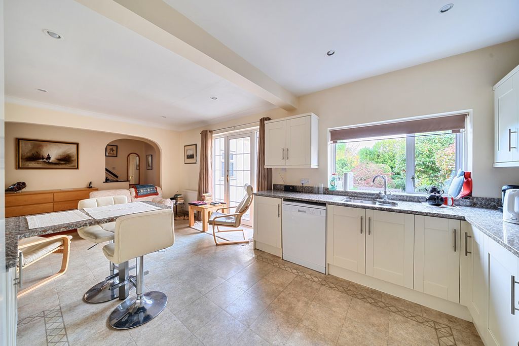 Property photo 3 of 19 1375543-8-690A25B...