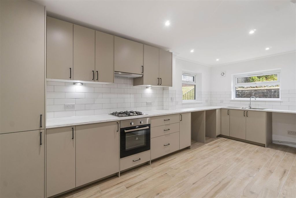 Property photo 2 of 10 Kitchen/Breakfast Room