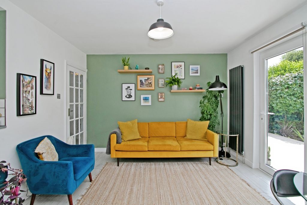 Property photo 3 of 16 Lounge