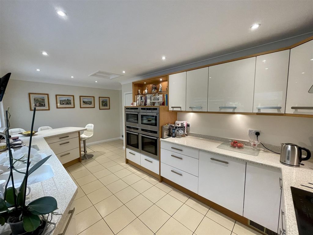 Property photo 3 of 22 Breakfast Kitchen
