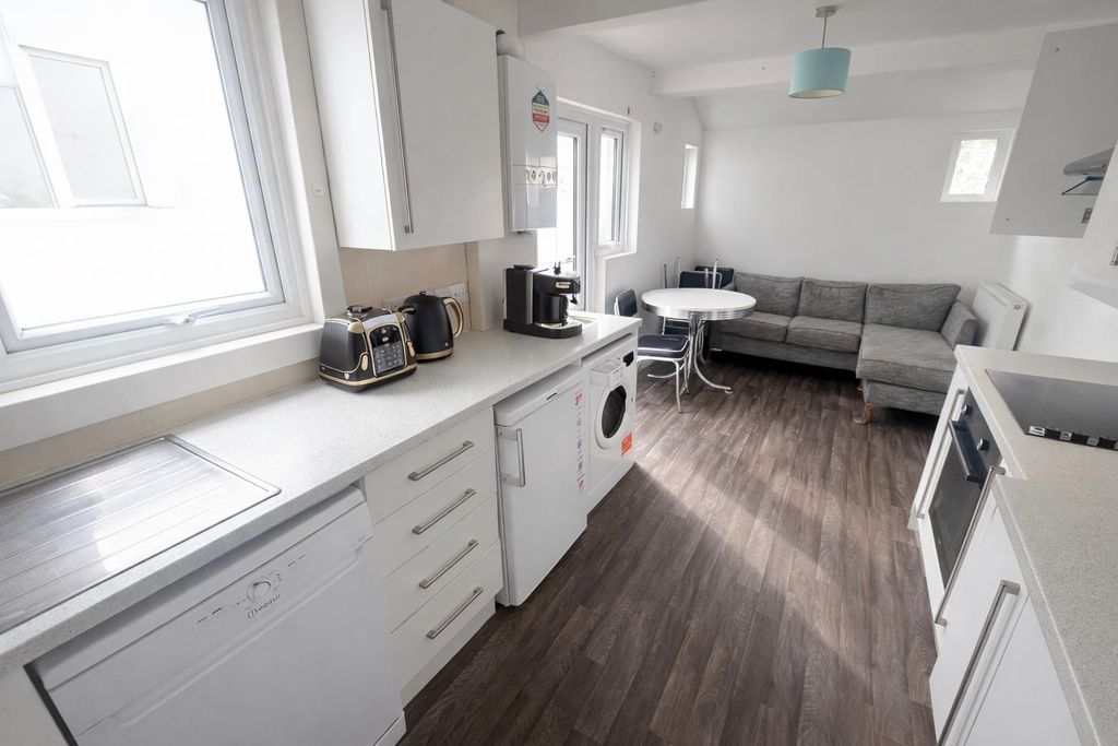 Property photo 3 of 7 4