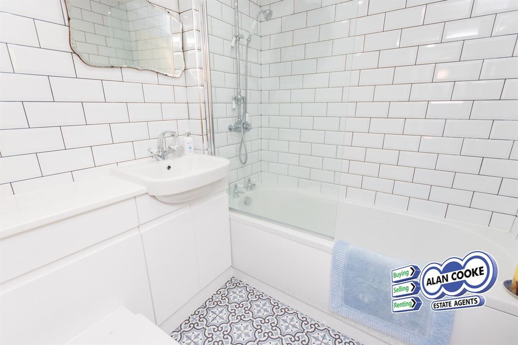 Property photo 3 of 8 Bathroom
