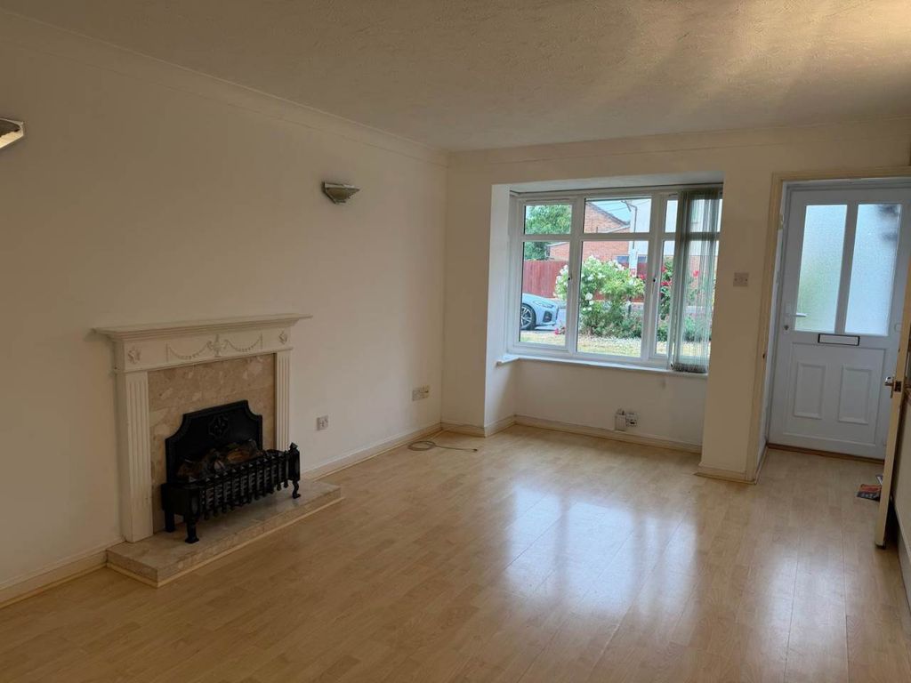 Property photo 2 of 13 Sutton Close 4 Living Room