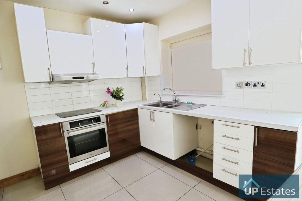 Property photo 3 of 9 Kitchen