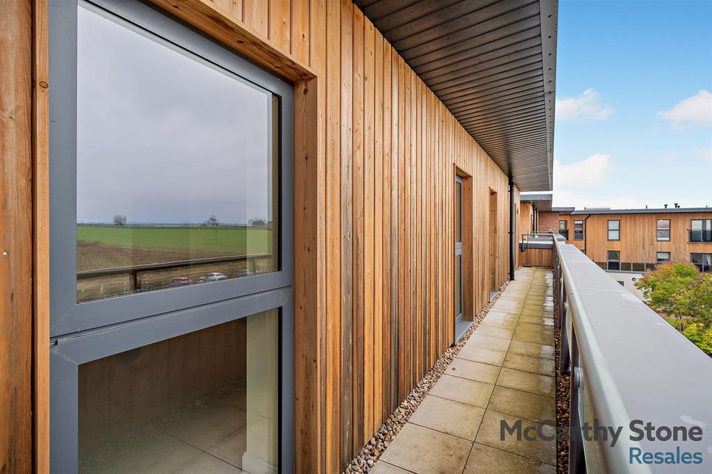 Property photo 2 of 22 8676164-Exterior02-800.Jpg