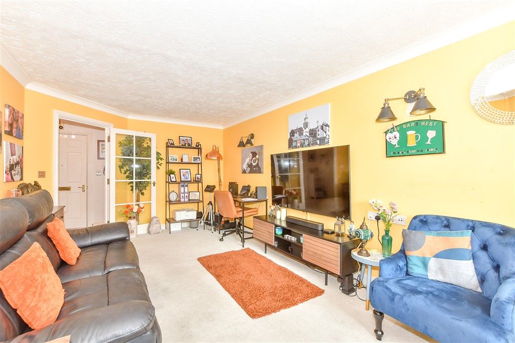 Property photo 3 of 11 Lounge