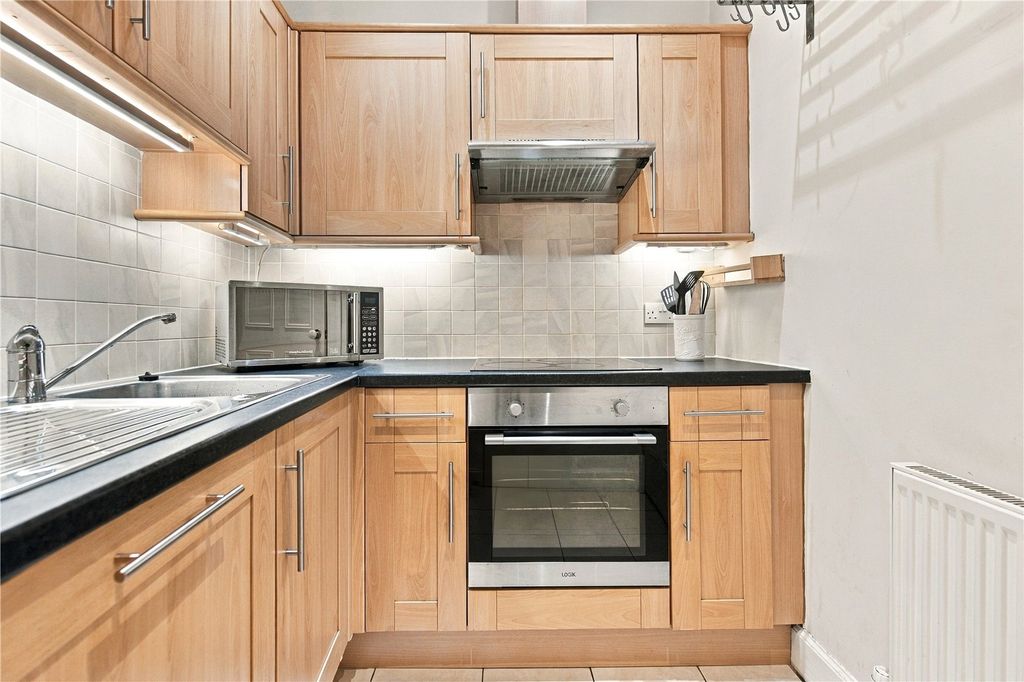 Property photo 3 of 12 Caledonian Road