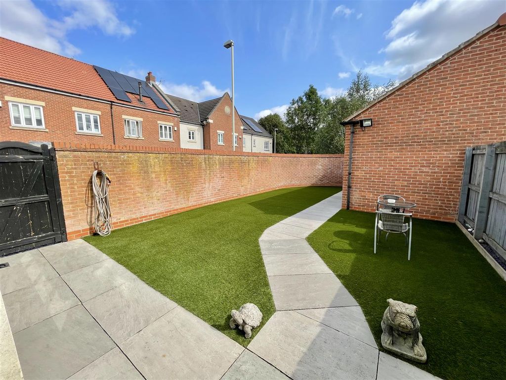 Property photo 2 of 17 Externally