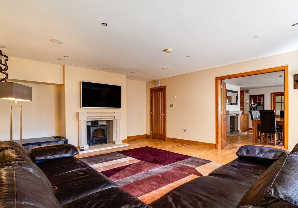 Property photo 3 of 17 Sitting Room