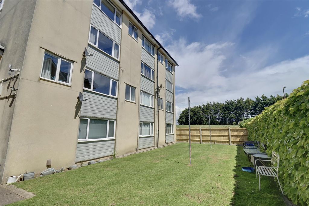 Property photo 3 of 14 7Fc31A2B-81Bf-4054-9Eab-89Fb0393Dd73_1_201_A.Jpeg