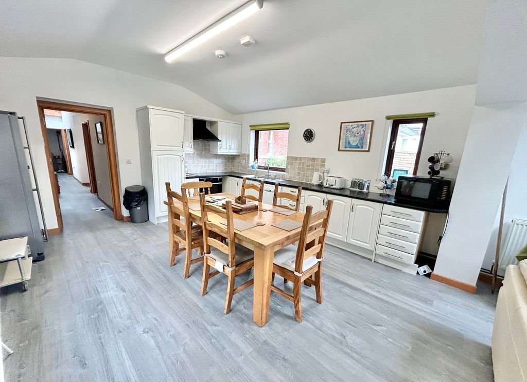 Property photo 3 of 17 7F02d40E-98E5-4F57-964B-A16899c11681