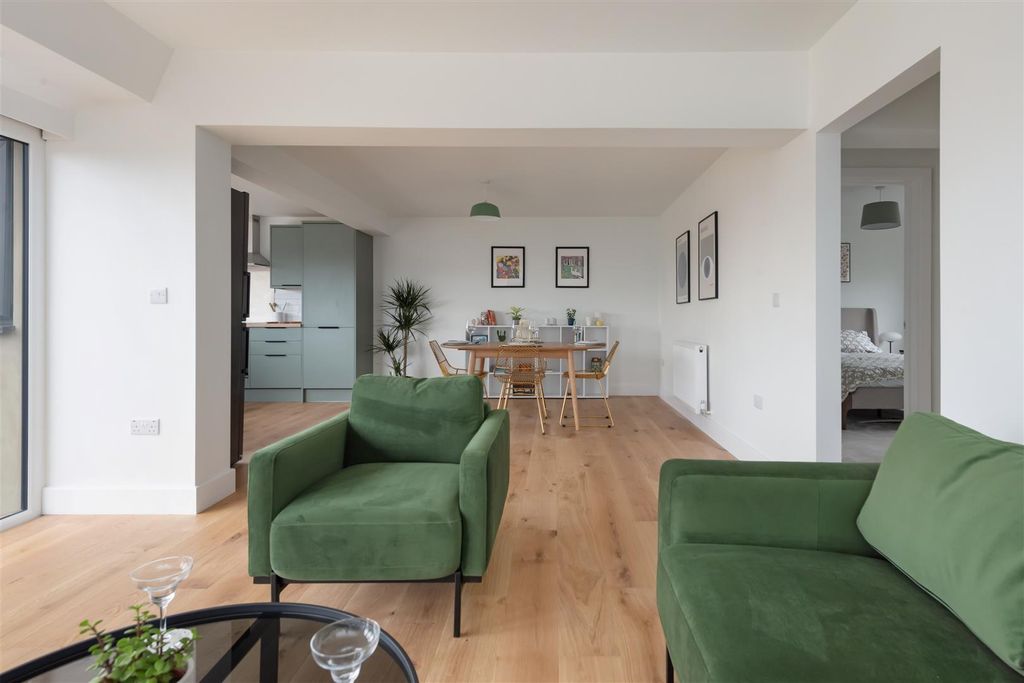 Property photo 2 of 16 Gloucester Road, Tankerton, Whitstable
