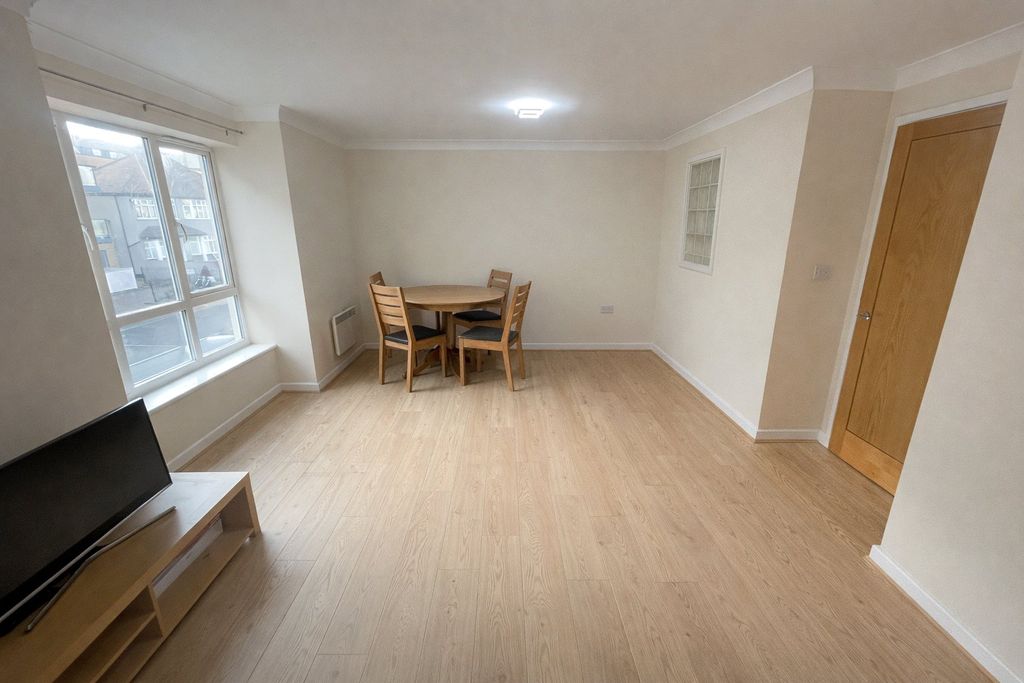 Property photo 3 of 8 Reverse Lounge