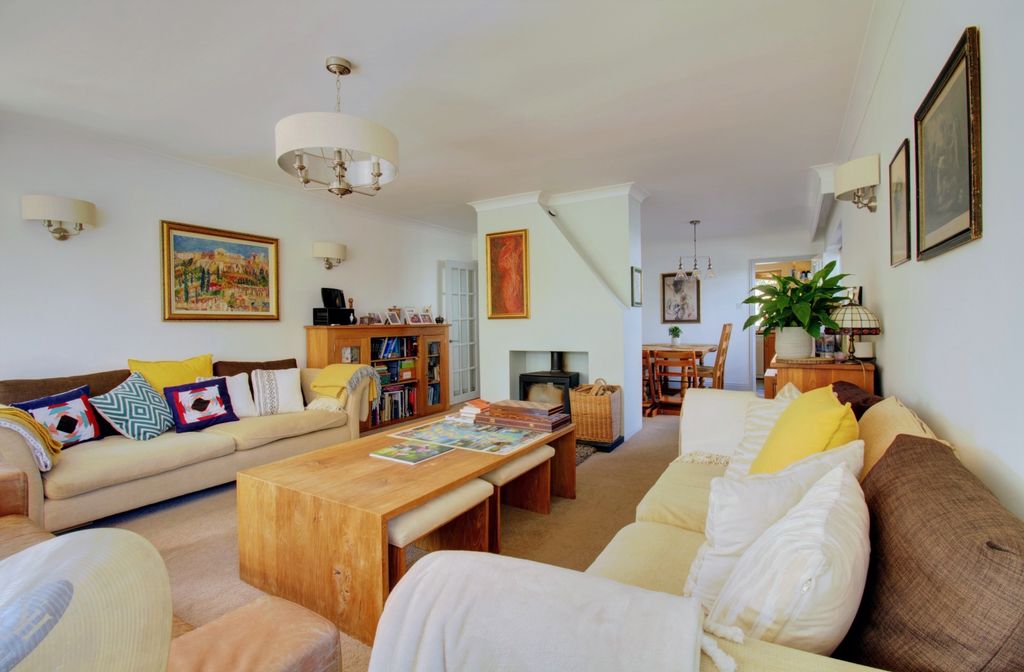 Property photo 2 of 18 Living Room - Villiers Road - Matt Clinton Ewemove