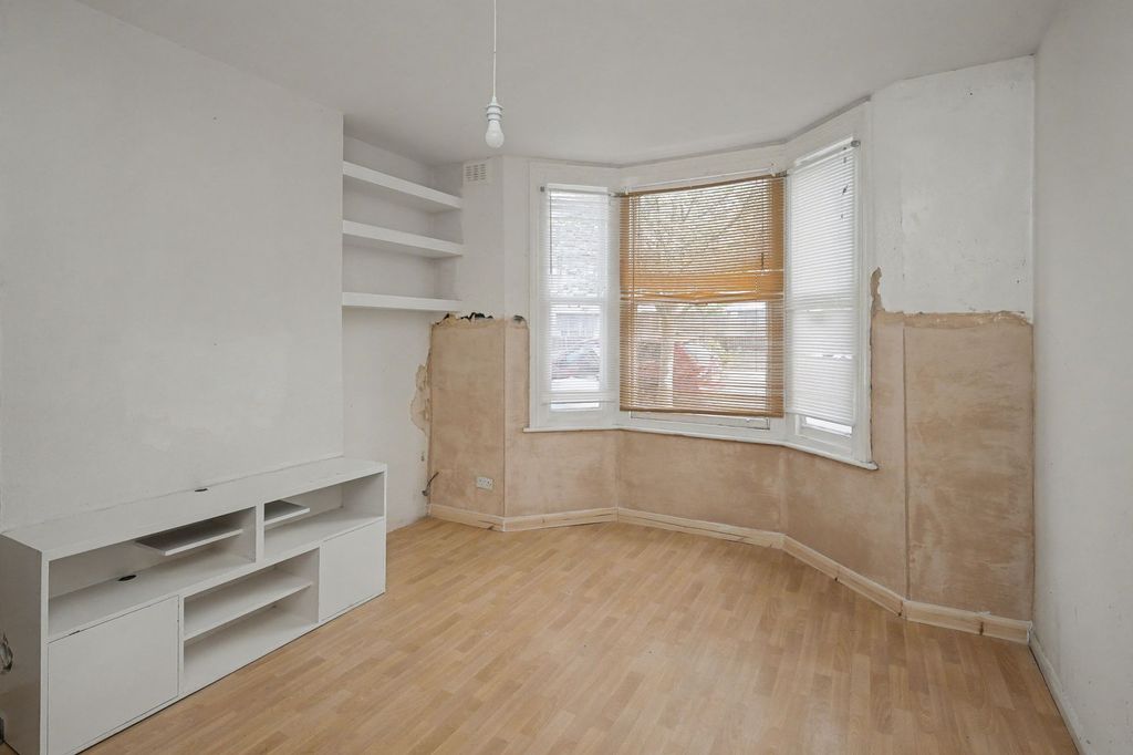 Property photo 3 of 15 Flat A, 126 Leghorn Road, London Nw10 4Pg