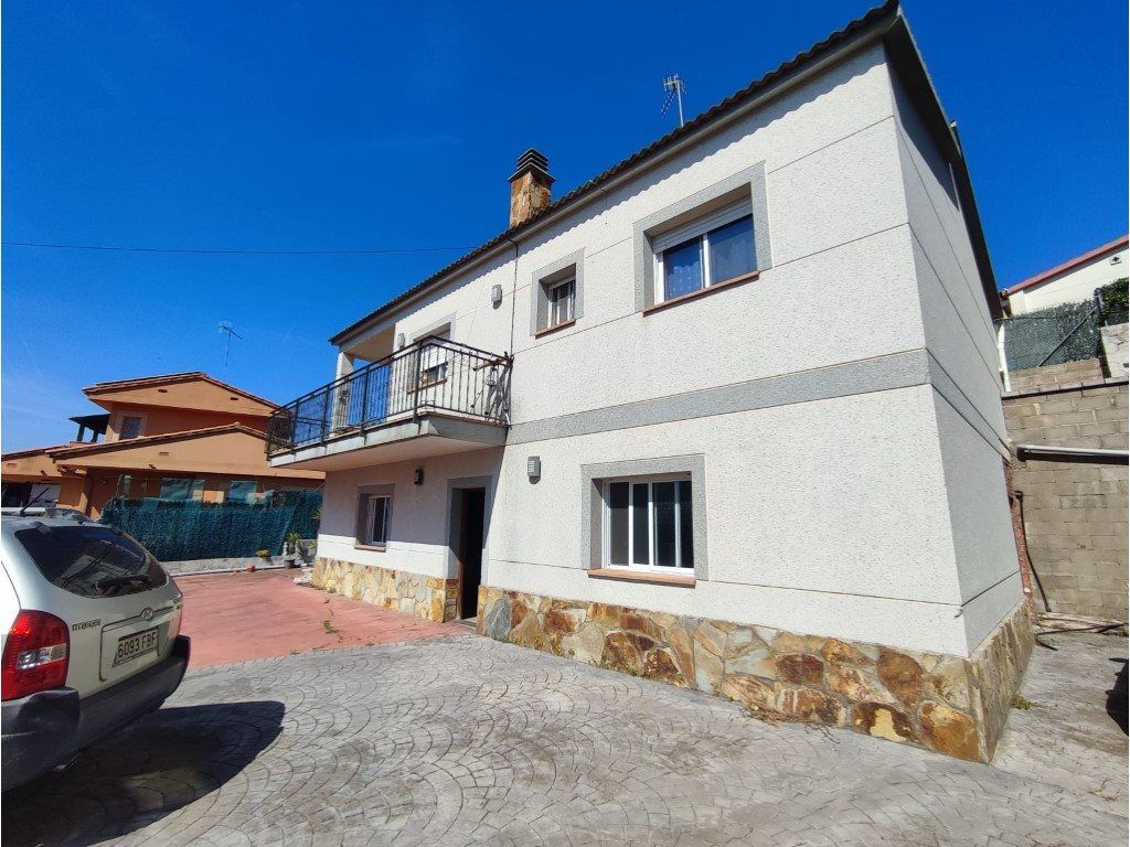 Property photo 1 of 18 Spacious Family Home With Two Independent Houses