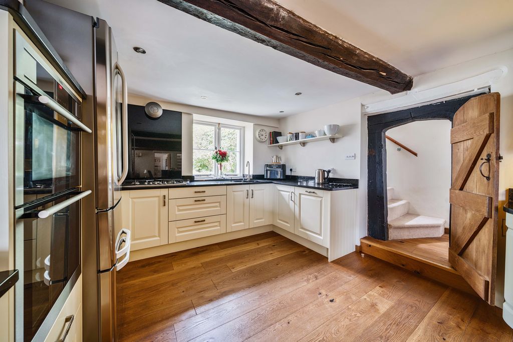 Property photo 3 of 19 House Kitchen