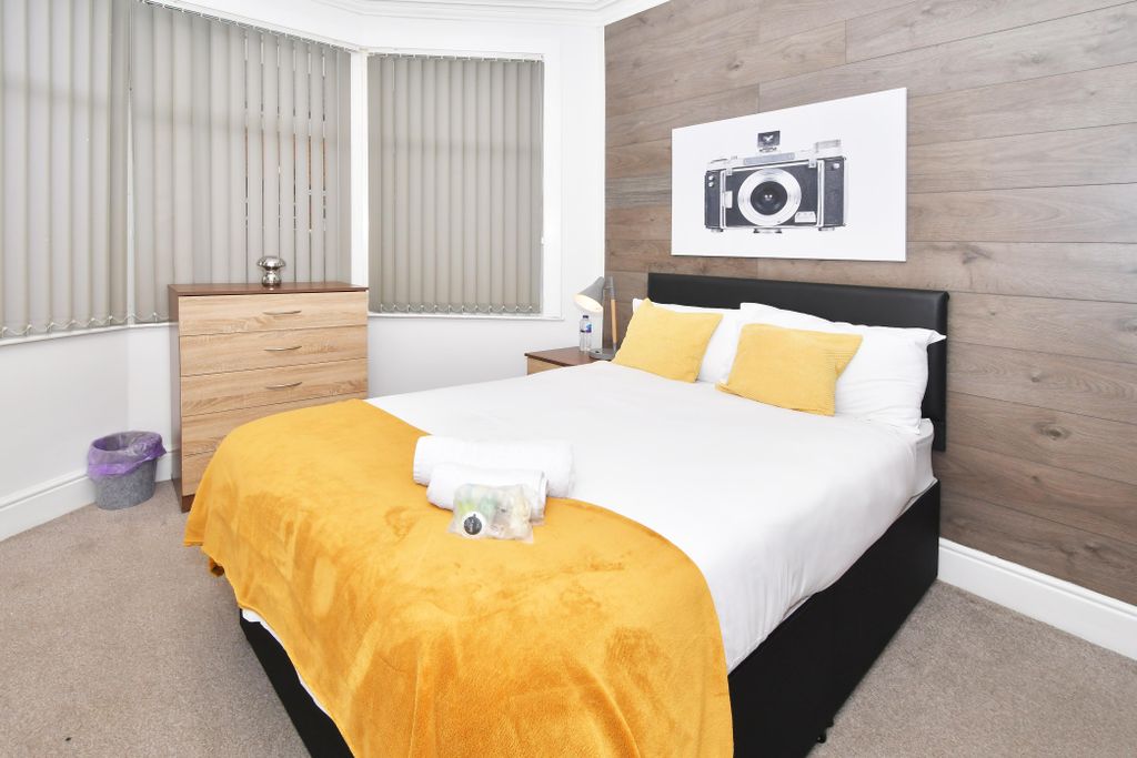 Property photo 2 of 20 Room 1 - Double Room Ensuite With TV