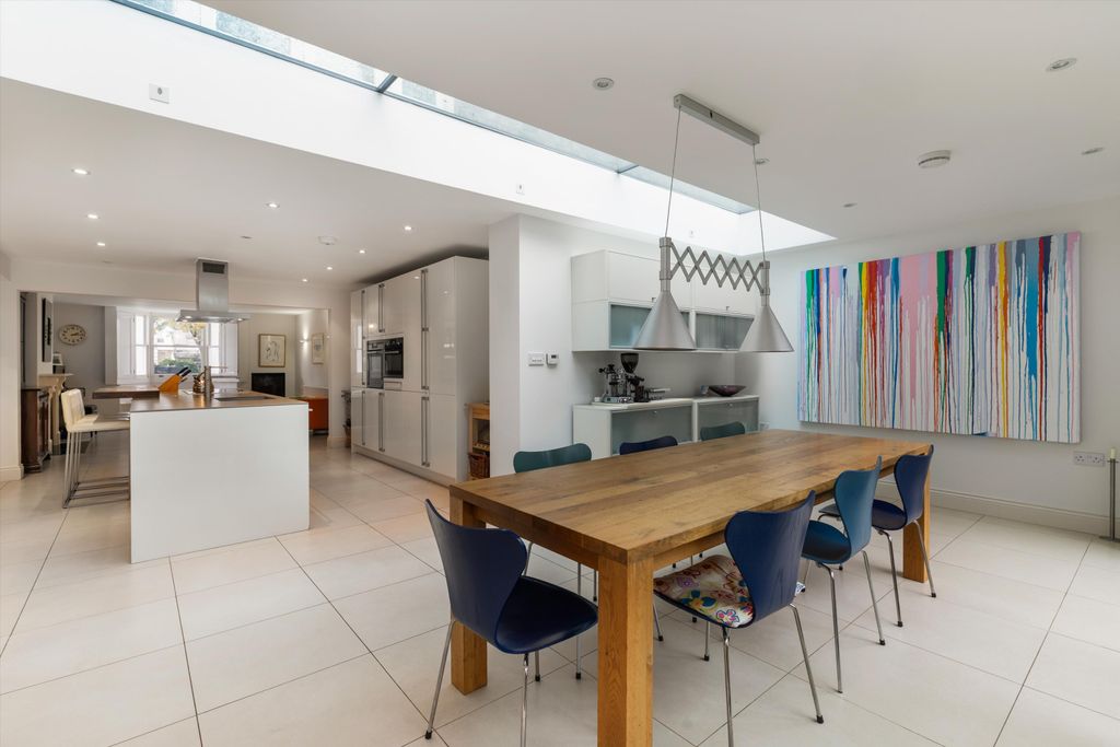 Property photo 3 of 19 Image