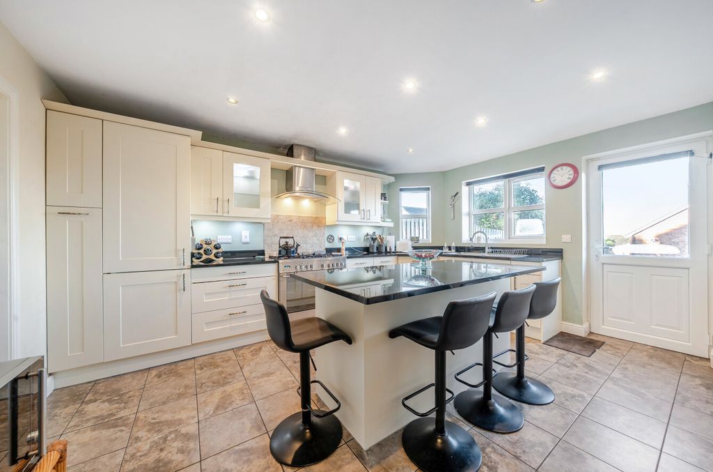 Property photo 3 of 10 1386195-6-6930133...