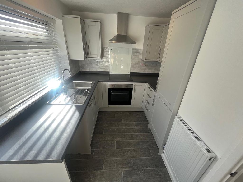Property photo 3 of 17 Kitchen